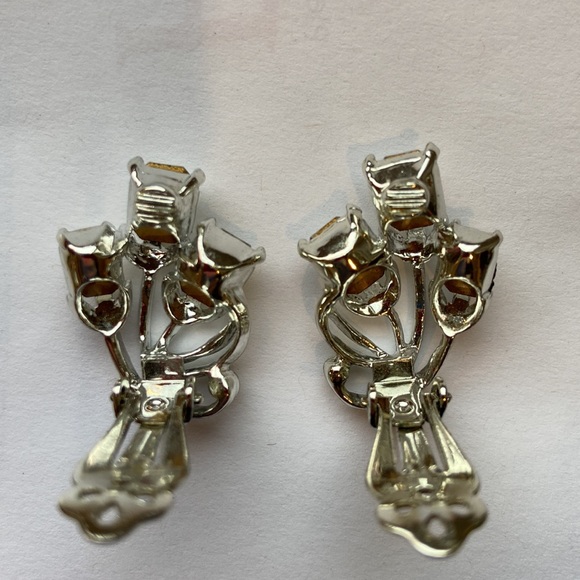 Vintage flower clip rhinestone earrings - Picture 3 of 4